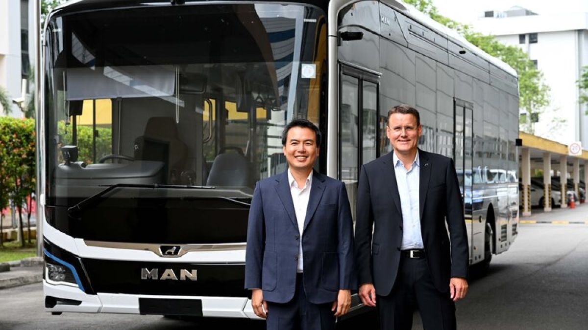 images/newsimages_bus_cn/2024/st_engg_head_of_road__mobility_services_hoe_yeen_teck_l_and_man_ceo_alexander_vlaskamp_with_the_first_rhd_man_e-bus_in_sea.jpg#joomlaImage://local-images/newsimages_bus_cn/2024/st_engg_head_of_road__mobility_services_hoe_yeen_teck_l_and_man_ceo_alexander_vlaskamp_with_the_first_rhd_man_e-bus_in_sea.jpg?width=800&height=450